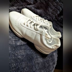 Smapavic Cheer Shoes size 61/2 white